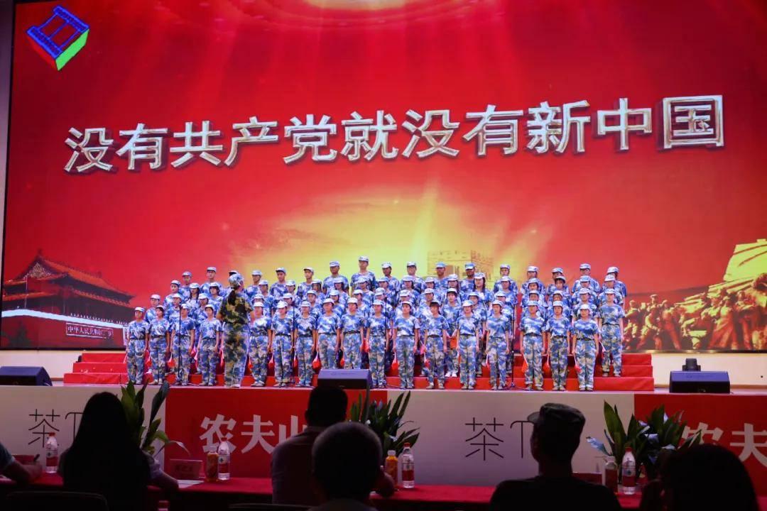 救援摄影师男孩