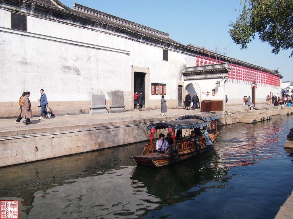 李连杰携妻女游玩，62岁的利智尽显慈祥老态，与过去判若两人