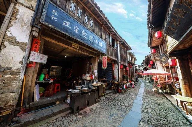 现代工笔画名家暨中国国家画院王天胜师生作品展三亚开幕